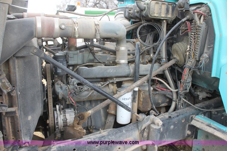 image for item E8425 1995 Mack RD688S semi truck