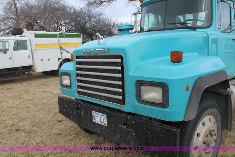 image for item E8425 1995 Mack RD688S semi truck