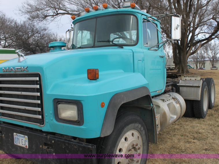 image for item E8425 1995 Mack RD688S semi truck