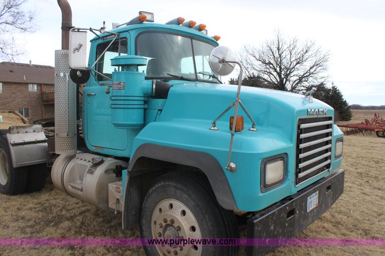 image for item E8425 1995 Mack RD688S semi truck