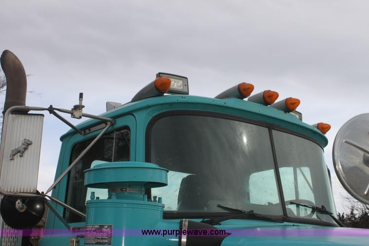 image for item E8425 1995 Mack RD688S semi truck