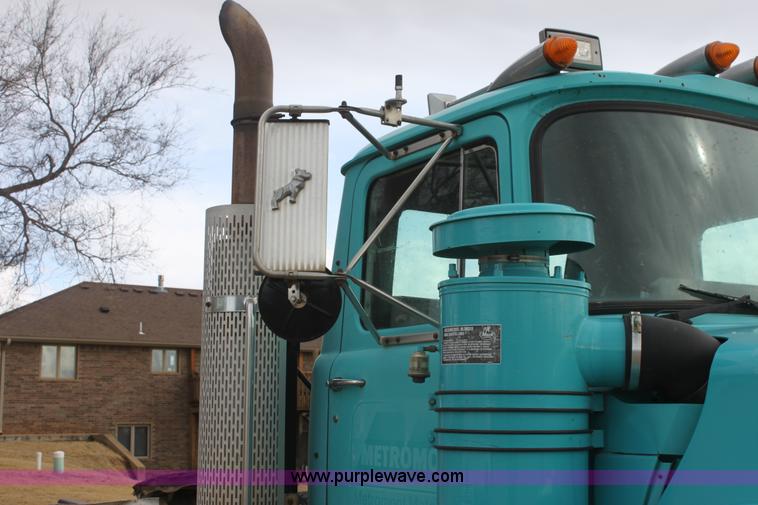 image for item E8425 1995 Mack RD688S semi truck