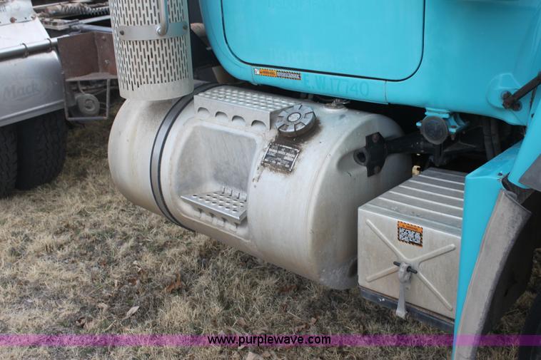 image for item E8425 1995 Mack RD688S semi truck