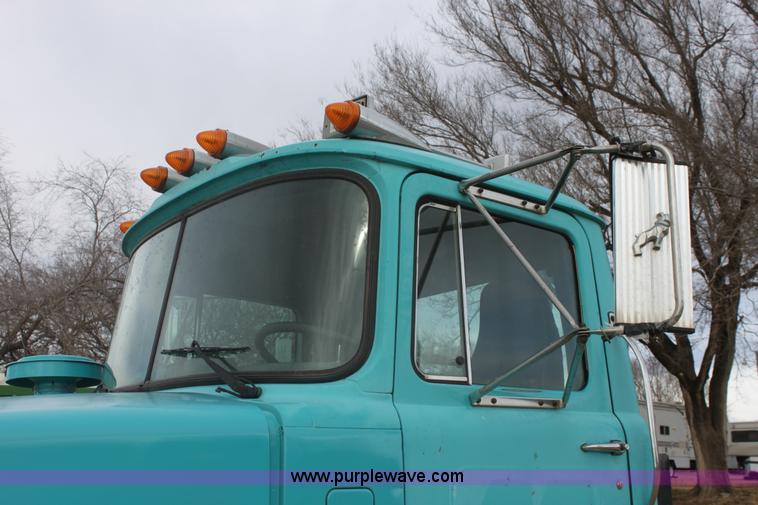 image for item E8425 1995 Mack RD688S semi truck