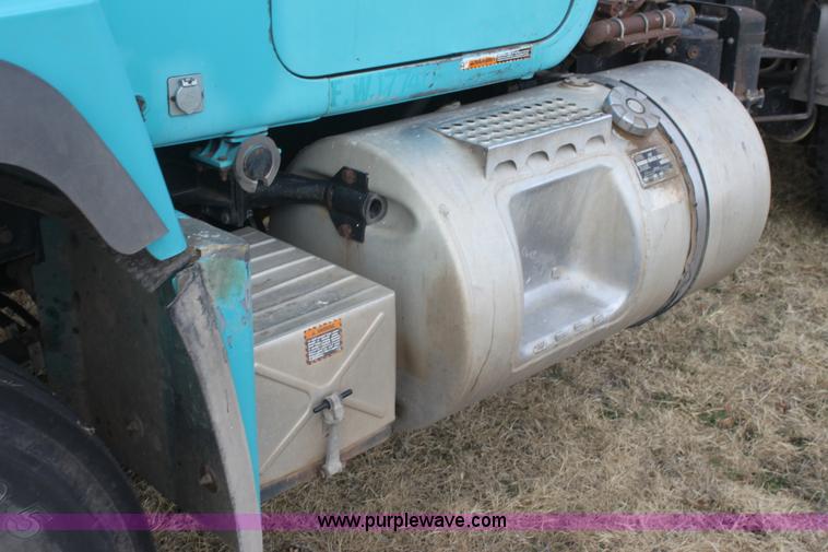 image for item E8425 1995 Mack RD688S semi truck