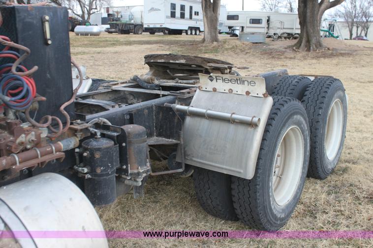 image for item E8425 1995 Mack RD688S semi truck