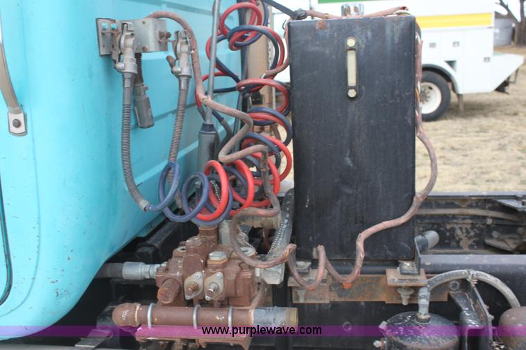 image for item E8425 1995 Mack RD688S semi truck