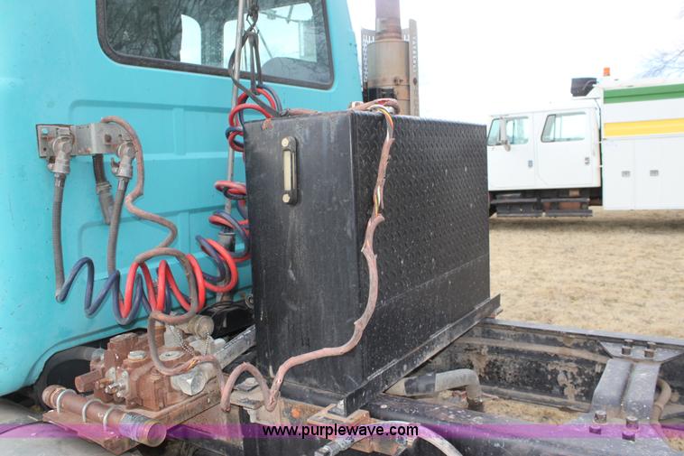 image for item E8425 1995 Mack RD688S semi truck