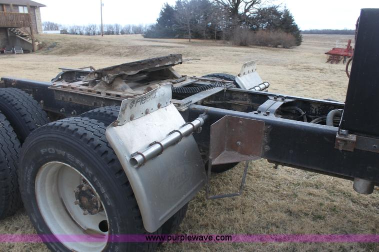 image for item E8425 1995 Mack RD688S semi truck