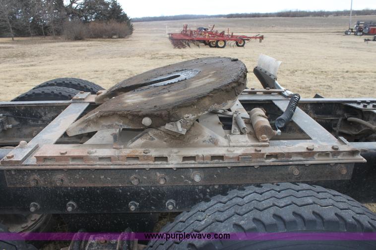 image for item E8425 1995 Mack RD688S semi truck