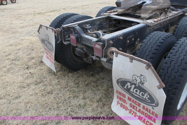 image for item E8425 1995 Mack RD688S semi truck