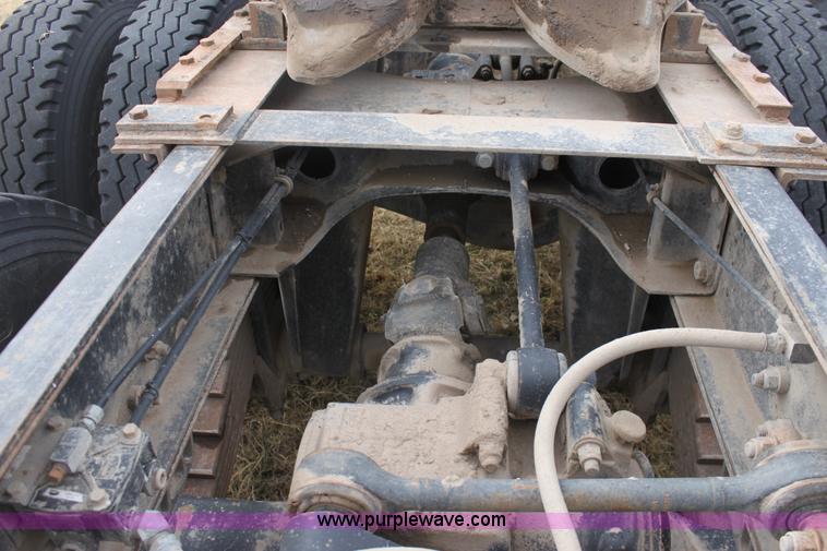 image for item E8425 1995 Mack RD688S semi truck