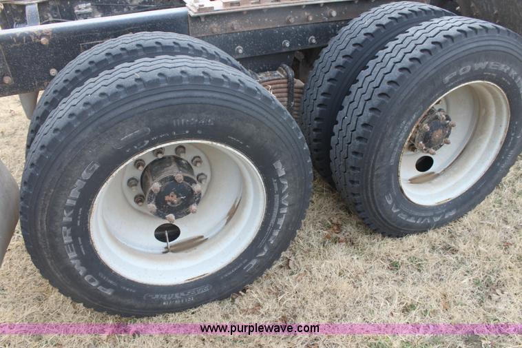 image for item E8425 1995 Mack RD688S semi truck