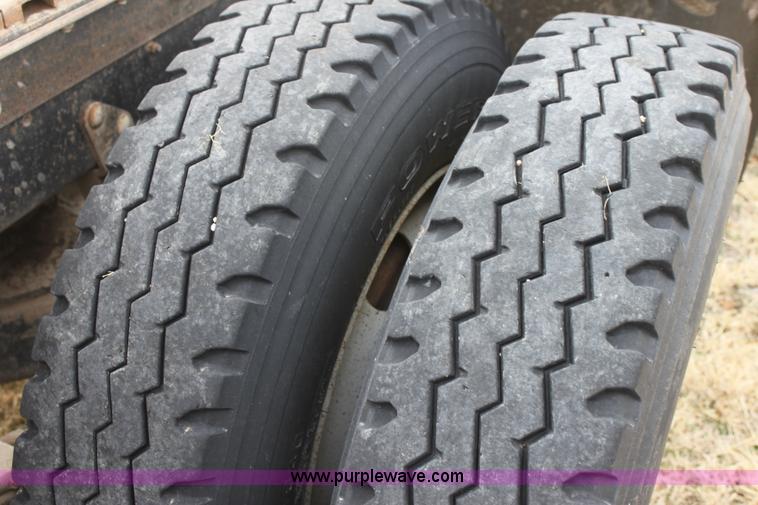 image for item E8425 1995 Mack RD688S semi truck