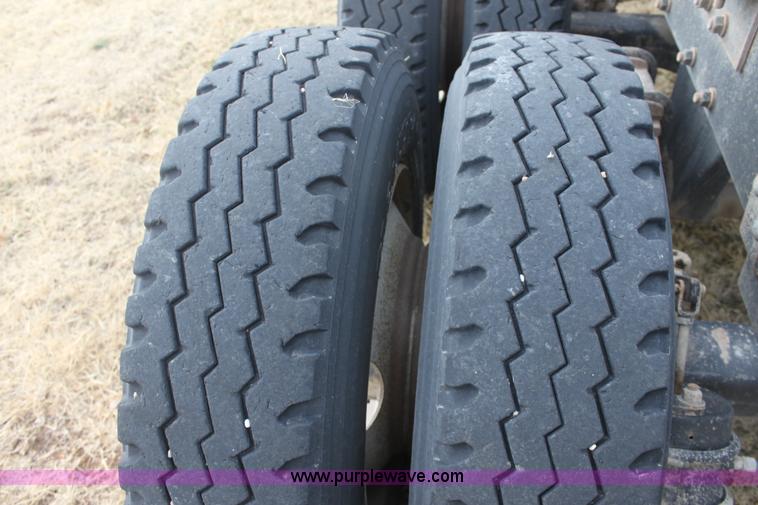 image for item E8425 1995 Mack RD688S semi truck