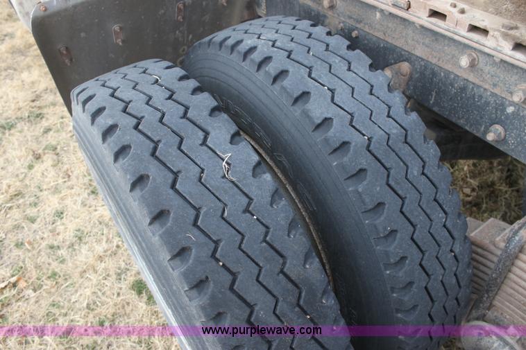 image for item E8425 1995 Mack RD688S semi truck