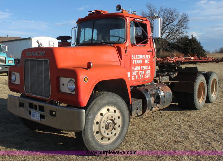 image for item E8428 1982 Mack semi truck