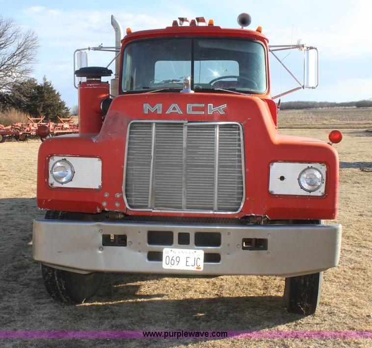 image for item E8428 1982 Mack semi truck
