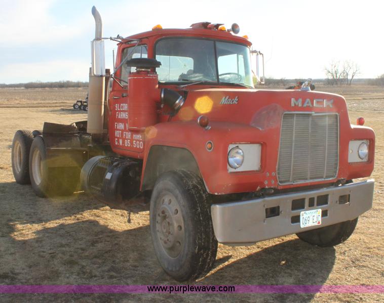 image for item E8428 1982 Mack semi truck