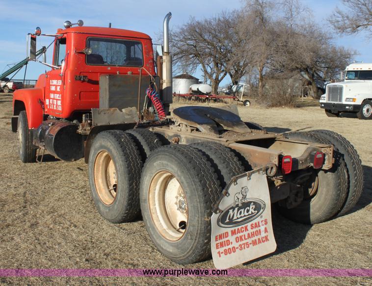 image for item E8428 1982 Mack semi truck