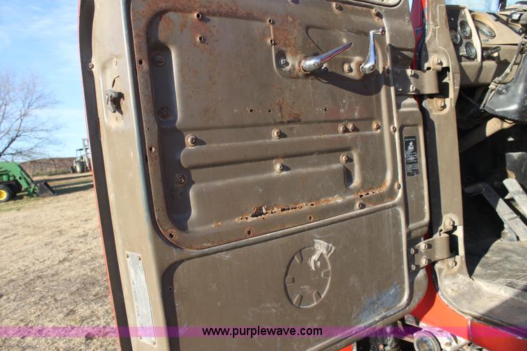 image for item E8428 1982 Mack semi truck