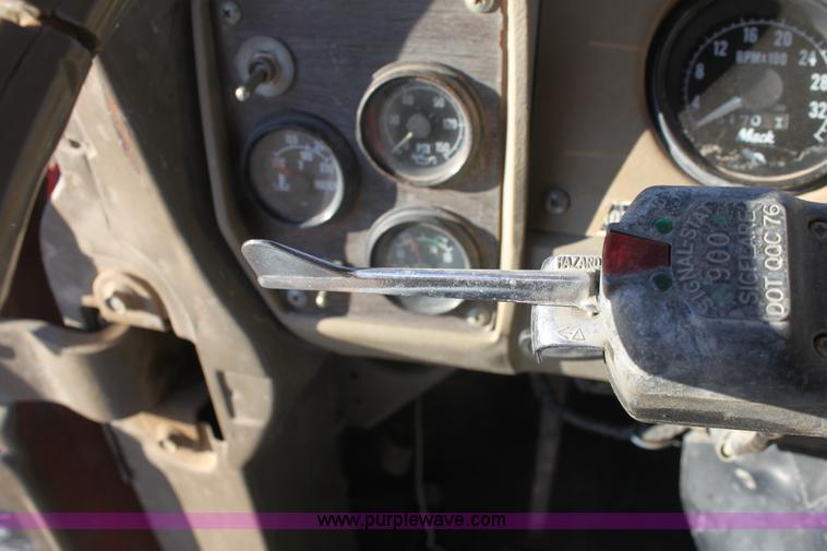 image for item E8428 1982 Mack semi truck