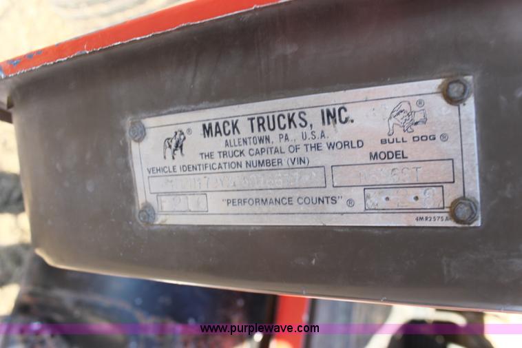 image for item E8428 1982 Mack semi truck