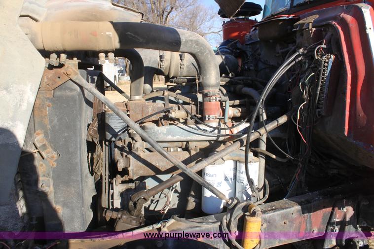 image for item E8428 1982 Mack semi truck