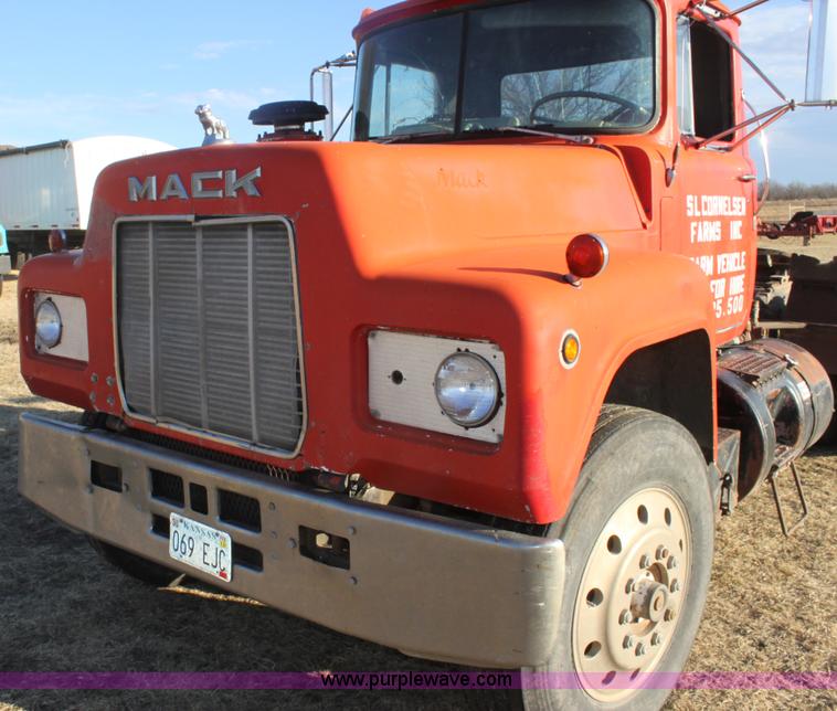 image for item E8428 1982 Mack semi truck