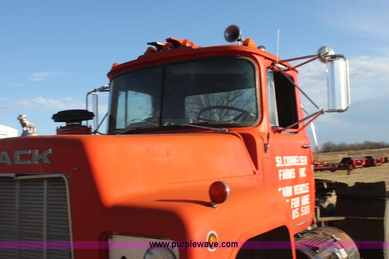 image for item E8428 1982 Mack semi truck