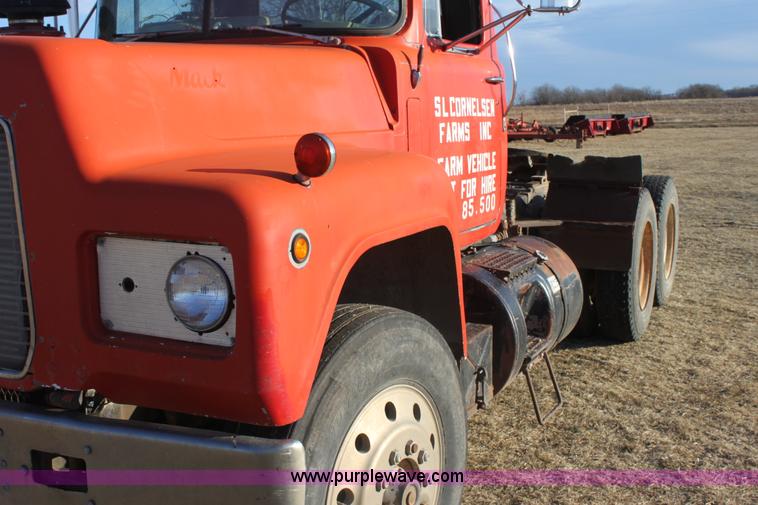 image for item E8428 1982 Mack semi truck