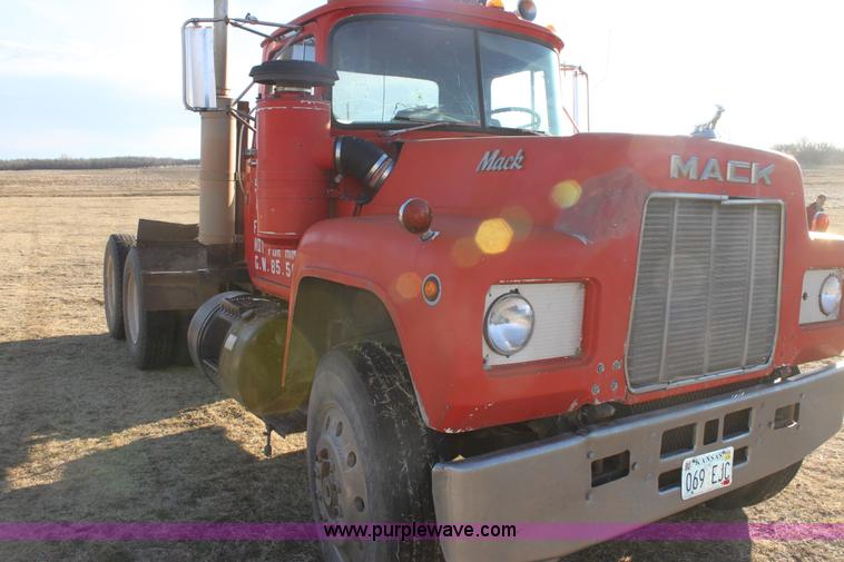 image for item E8428 1982 Mack semi truck