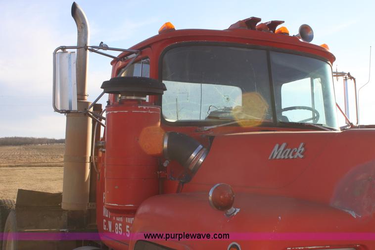 image for item E8428 1982 Mack semi truck