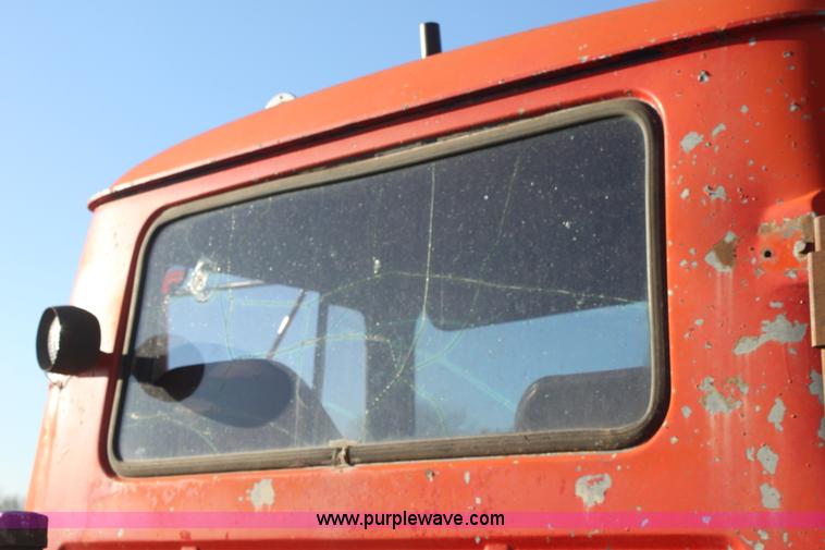 image for item E8428 1982 Mack semi truck