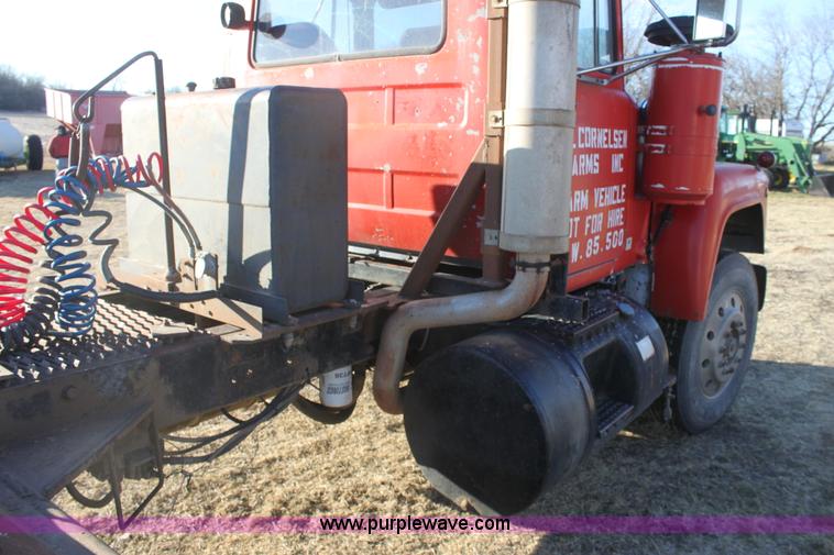 image for item E8428 1982 Mack semi truck