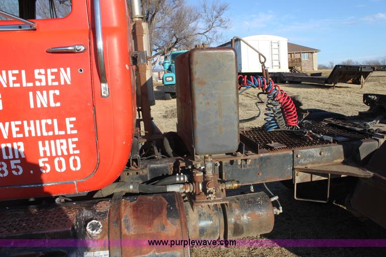 image for item E8428 1982 Mack semi truck