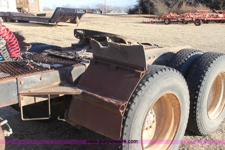 image for item E8428 1982 Mack semi truck