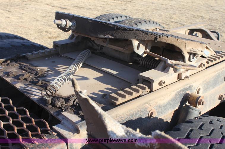 image for item E8428 1982 Mack semi truck