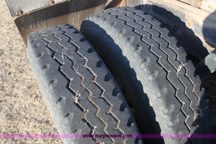 image for item E8428 1982 Mack semi truck