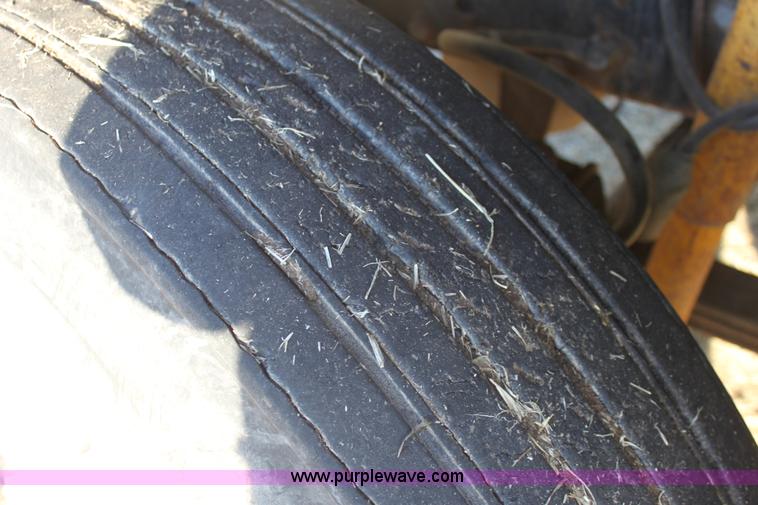 image for item E8428 1982 Mack semi truck