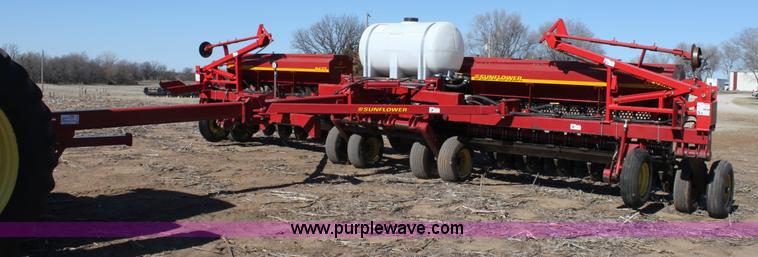 image for item E8438 2003 Sunflower 9432 30' folding drill