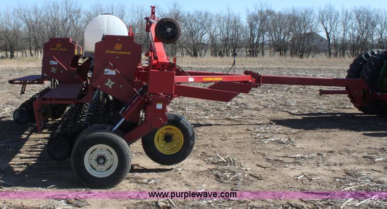 image for item E8438 2003 Sunflower 9432 30' folding drill