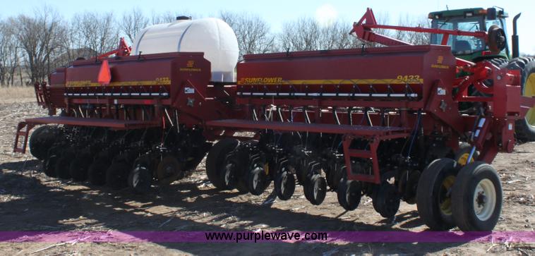 image for item E8438 2003 Sunflower 9432 30' folding drill