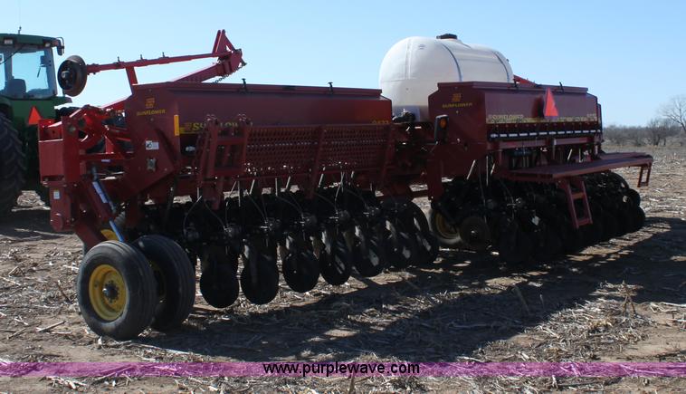 image for item E8438 2003 Sunflower 9432 30' folding drill