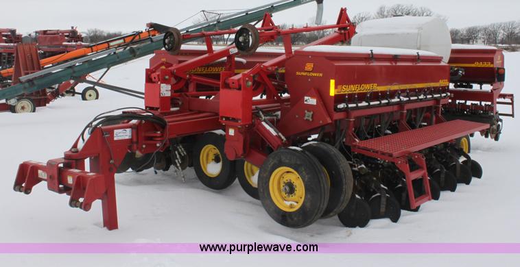 image for item E8438 2003 Sunflower 9432 30' folding drill