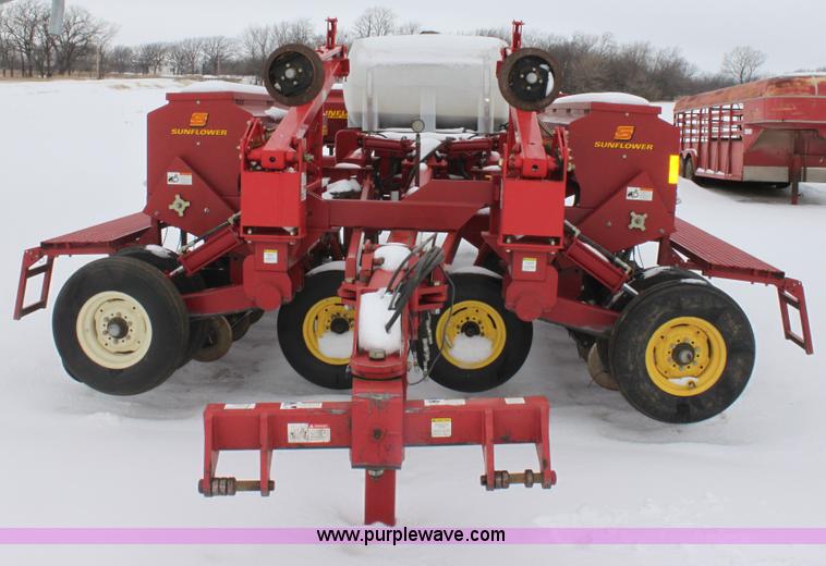 image for item E8438 2003 Sunflower 9432 30' folding drill