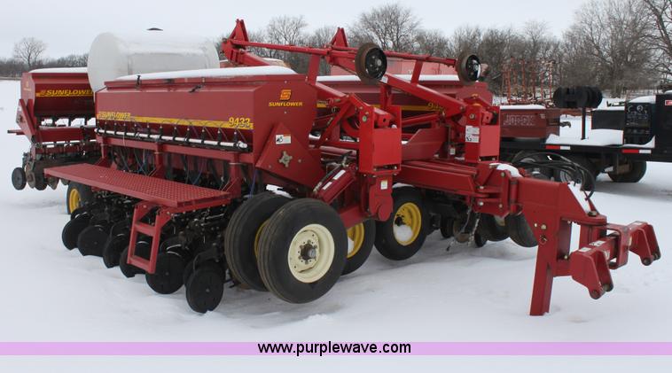 image for item E8438 2003 Sunflower 9432 30' folding drill