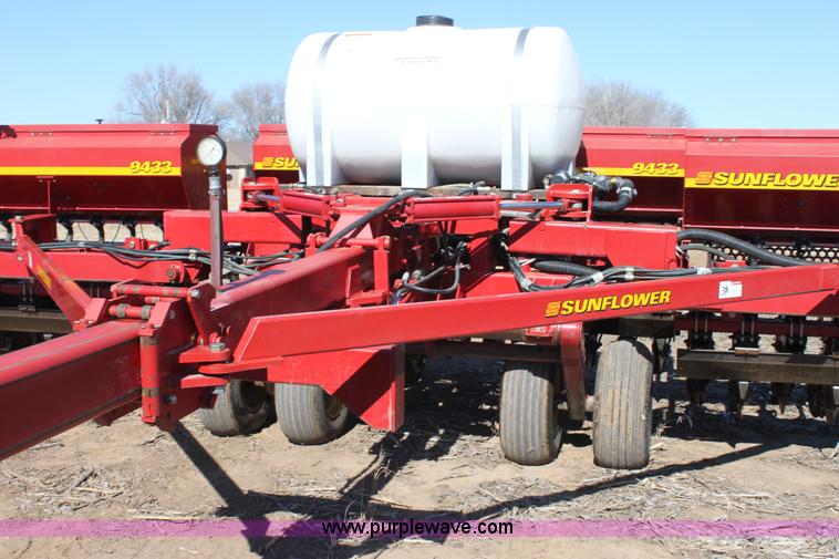 image for item E8438 2003 Sunflower 9432 30' folding drill