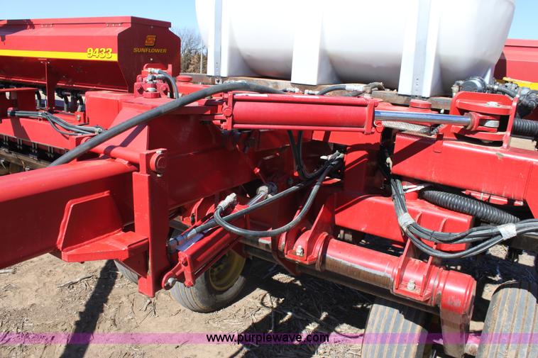 image for item E8438 2003 Sunflower 9432 30' folding drill