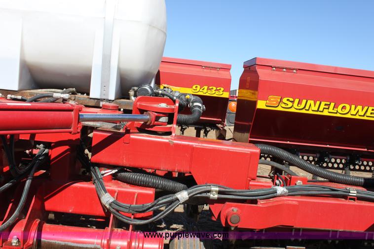 image for item E8438 2003 Sunflower 9432 30' folding drill